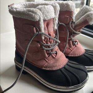 Cat & jack size 13. Pink and Black Winter snow Boots with Fur Lining..